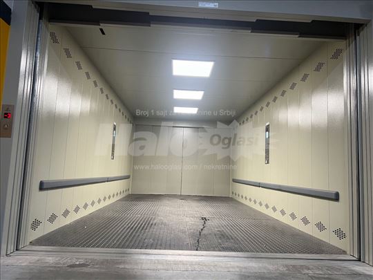 Ugao Cara Dusana i Cara Urosa - Garazno mesto