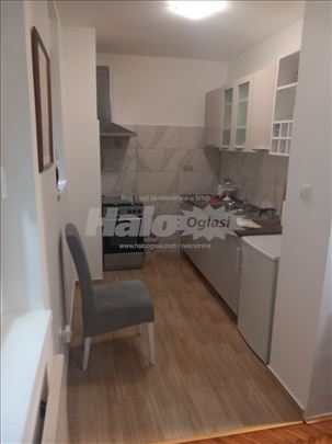 Izdaje se renoviran stan u centru,pogodan za par!