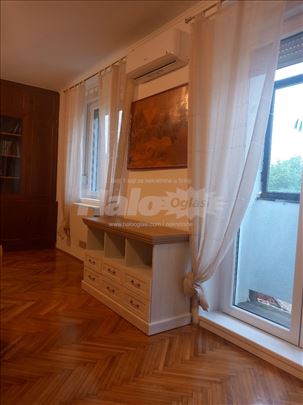 Izdaje se renoviran stan u centru,pogodan za par!