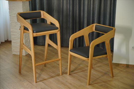 Drvene stolice u kombinaciji sa prirodnom kožom