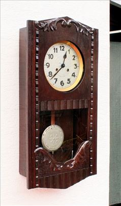 Stari zidni sat.