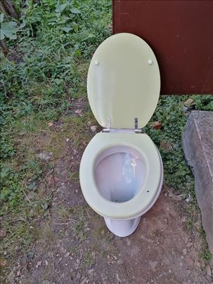 Prodajem očuvanu WC šolju sa daskom