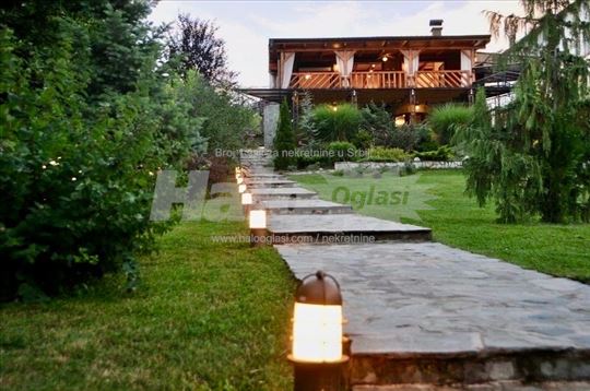 Kuća sa privatnim bazenom i dvorištem