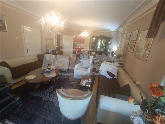 Luksuzan salonski stan na Trgu Učitelja Tase