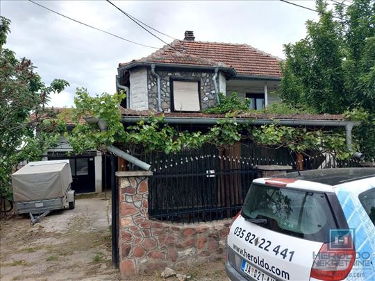 Porodična kuća u selu Trnava od 170m2 na 3.11a pla