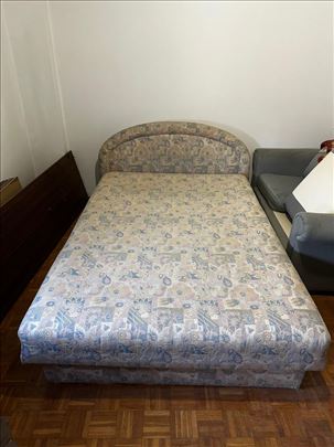 Bracni krevet sa prostorom za odlaganje