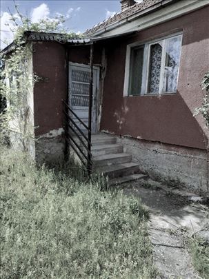 Kuća u Desimirovcu pored glavnog puta