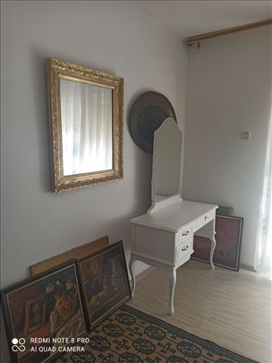 Stilski toaletni sto sa ogledalom