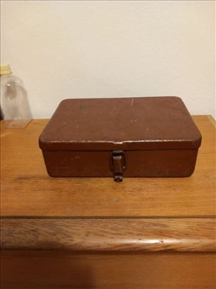Stara metalna kutija 