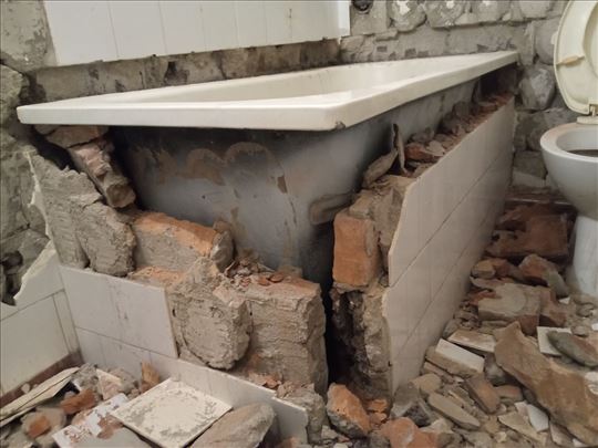 Rušenje kupatila i pregradnih zidova