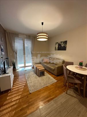Izdajem namesten stan na Altini 40m2