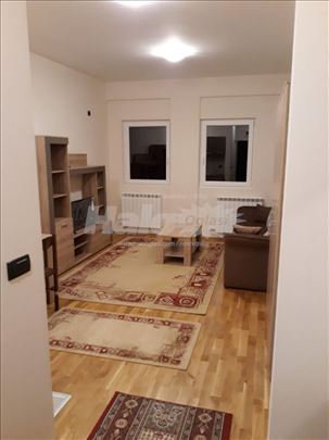 Izdajem nameštenu garsonjeru