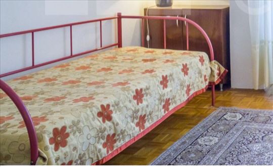 Gvozdeni krevet crvene boje