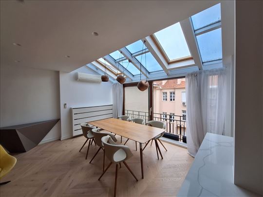 Unikatan stan u prelepom ulazu u ul. Kneza Mihaila