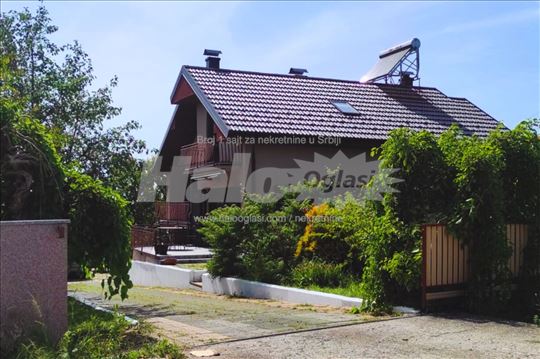 Prelepa kuća sa velikim placem u Loznici
