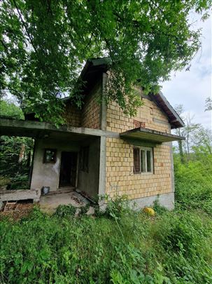 Dve nezavršene kuće pored asfaltnog puta