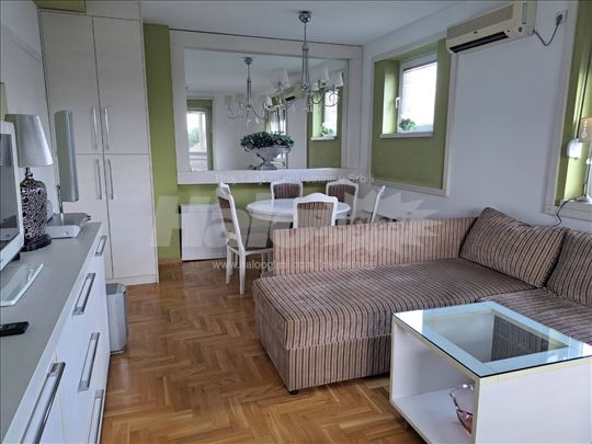 Odlican stan na pocetku naselja Altina