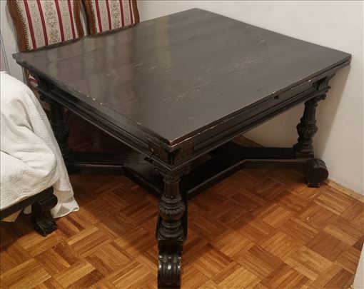 Stari stilski trepezarijski sto