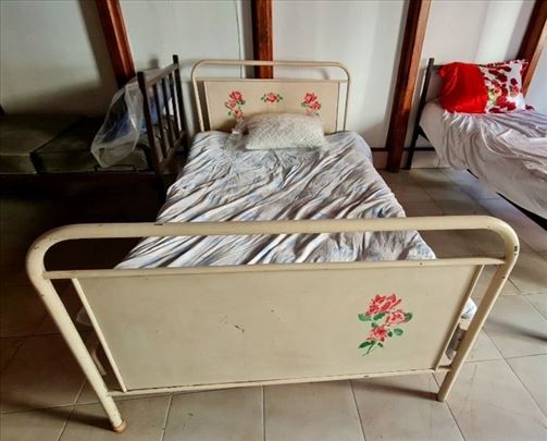 Starinski metalni krevet u originlnom stanju