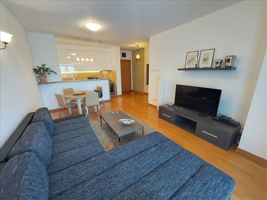 Centar, novogradnja sa garažom, useljiv