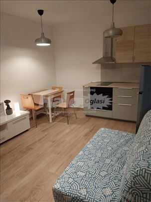 Izdajem u Indjiji Nov Namešten stan 34m2