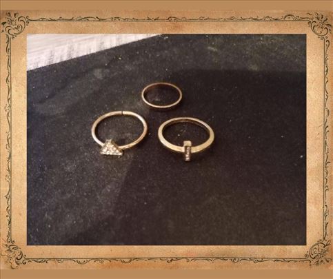 Tri prstena u boji zlata