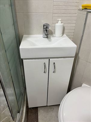 Lavabo sa ormarićem i slavinom 45x30