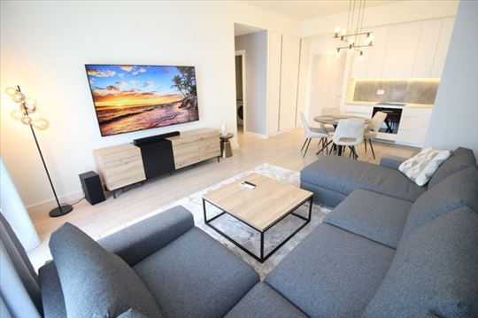 Kvalitetan, elegantan stan sa garažom, BW, ID 3828