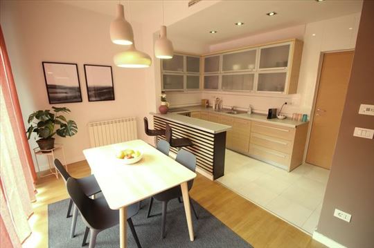 Luksuzan stan, bazen, dvorište, garaža, ID 6179