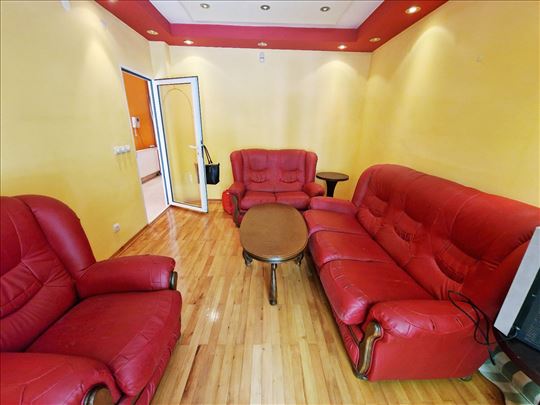 Renoviran kompletno trosoban stan sa garažom 