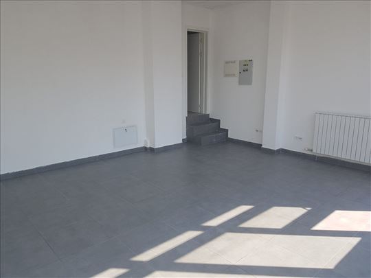 Lokal sa velikim izlogom kod Đerma 