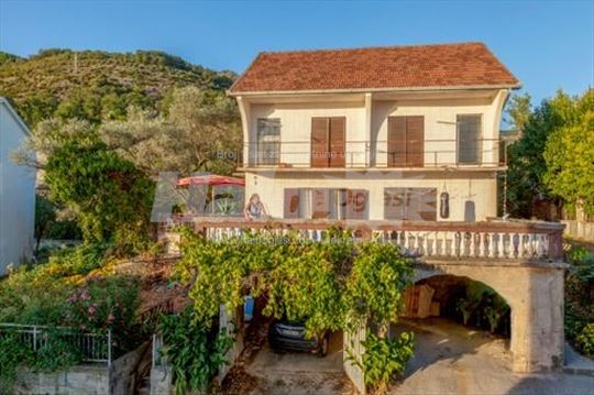 Prodajem kuću u Tivtu, naselje Kava, Bradaševo II