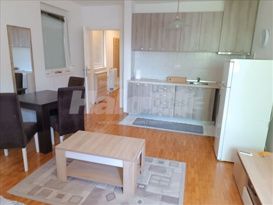 slobodan i lep komforan stan kompletno opremljen