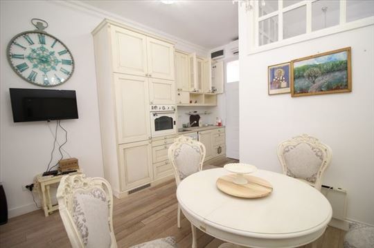 Renoviran, veoma lep stan u strogom centru,ID 5956