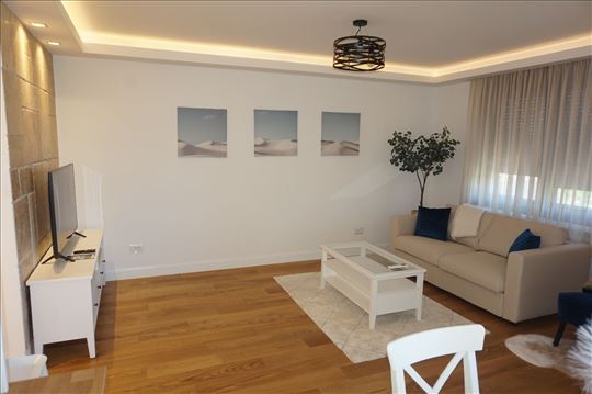 Extra lux nov komplet opremljen stan