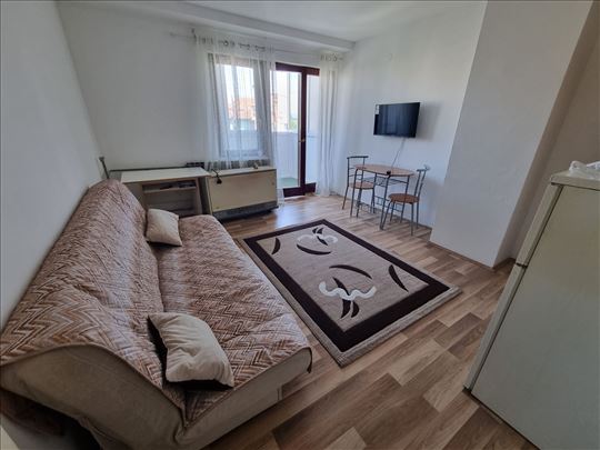 Nameštena garsonjera u centru