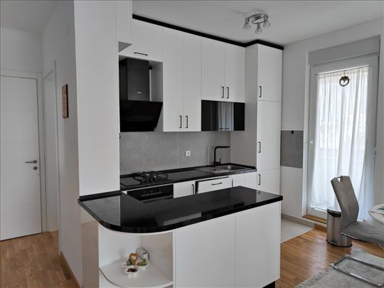 Odličan nov stan u blizini centra, tri spavaće