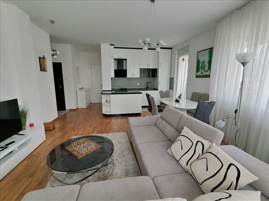 Odličan nov stan u blizini centra, tri spavaće