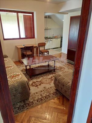 Izdajem stan u kući na Trošarini, u blizini PMF-a