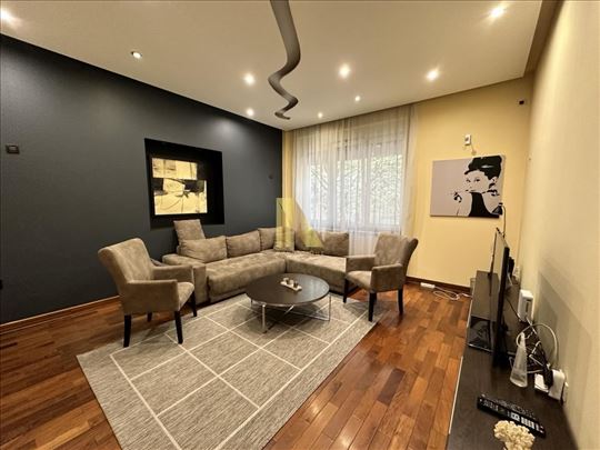 Salonski dvoiposoban stan sa parking mestom, Kej