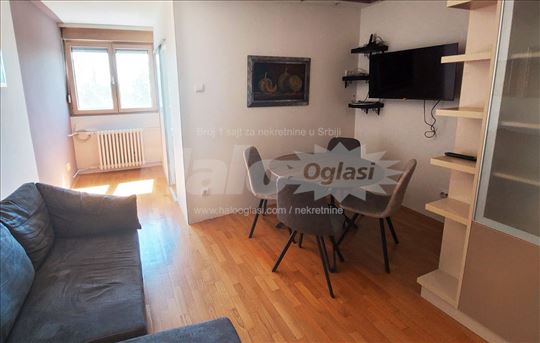 Stan 60m2 zanimljive strukture u srcu Novog Bgd-a