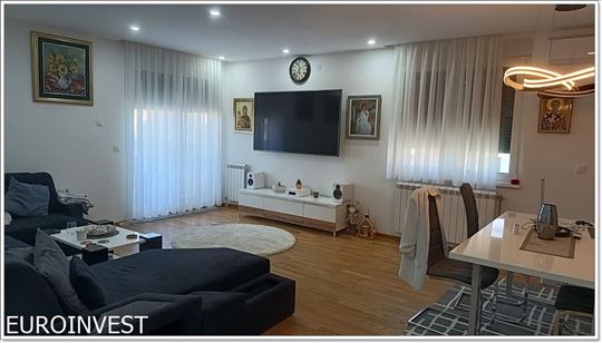 4,0 Lux, garaža, parking, useljen, odličan