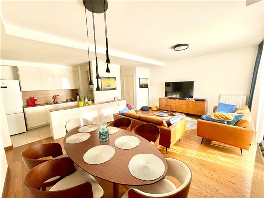 Lux 4.0 stan sa pogledom na reku 