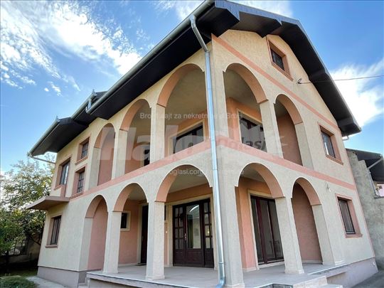 Izdajem poslovni prostor / kuću na 1km od fontane