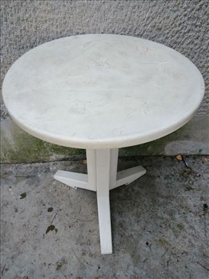 Plasticni sto precnik 60,visina 71 cm.izgreban