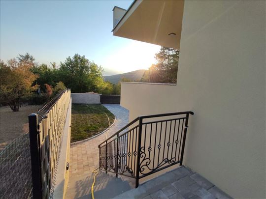 Kuća sa tri apartmana na Kosmaju i bazenom  