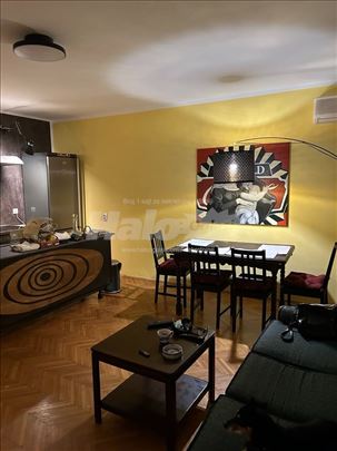 Svetao prostran stan sa terasom u strogom centru 