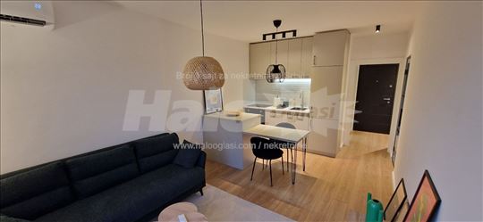 Dzona Kenedija 45m2 - Dunavski kej, renoviran