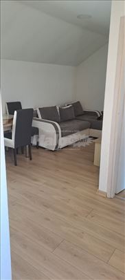 Izdajem jednosoban stan sa parkingom.