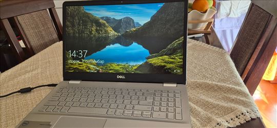 Dell laptop 15" u izuzetnom stanju za učenje